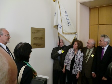 Beate und Serge Klarsfeld und andere und Medien unmittelbar nach der Enthuellung der Gedenktafel zum Lischka-Prozess im Gericht in Köln am Appellhofplatz im Eingang zum Saal 101, in welchem der Prozess stattgefunden hat. Foto von Klausens, 28.5.2010. Copyright