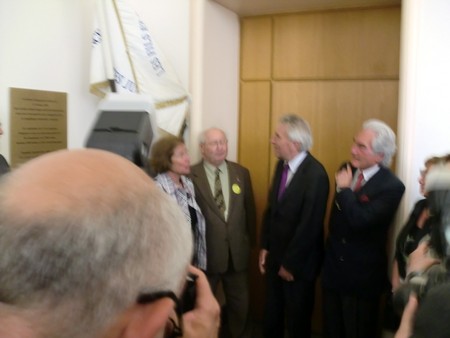 Beate und Serge Klarsfeld und andere und Medien unmittelbar nach der Enthuellung der Gedenktafel zum Lischka-Prozess im Gericht in Köln am Appellhofplatz im Eingang zum Saal 101, in welchem der Prozess stattgefunden hat. Foto von Klausens, 28.5.2010. Copyright