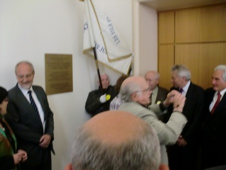 Beate und Serge Klarsfeld und andere und Medien unmittelbar nach der Enthuellung der Gedenktafel zum Lischka-Prozess im Gericht in Köln am Appellhofplatz im Eingang zum Saal 101, in welchem der Prozess stattgefunden hat. Foto von Klausens, 28.5.2010. Copyright