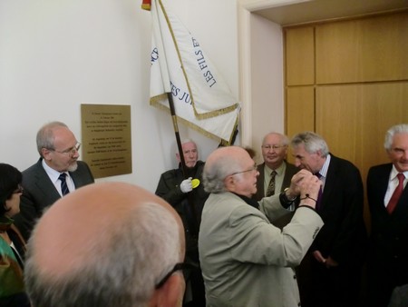 Beate und Serge Klarsfeld und andere und Medien unmittelbar nach der Enthuellung der Gedenktafel zum Lischka-Prozess im Gericht in Köln am Appellhofplatz im Eingang zum Saal 101, in welchem der Prozess stattgefunden hat. Foto von Klausens, 28.5.2010. Copyright