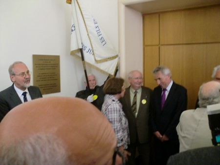 Beate und Serge Klarsfeld und andere und Medien unmittelbar nach der Enthuellung der Gedenktafel zum Lischka-Prozess im Gericht in Köln am Appellhofplatz im Eingang zum Saal 101, in welchem der Prozess stattgefunden hat. Foto von Klausens, 28.5.2010. Copyright