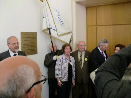 Beate und Serge Klarsfeld und andere und Medien unmittelbar nach der Enthuellung der Gedenktafel zum Lischka-Prozess im Gericht in Köln am Appellhofplatz im Eingang zum Saal 101, in welchem der Prozess stattgefunden hat. Foto von Klausens, 28.5.2010. Copyright