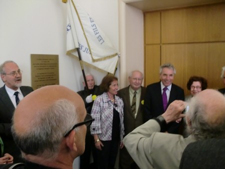 Beate und Serge Klarsfeld und andere und Medien unmittelbar nach der Enthuellung der Gedenktafel zum Lischka-Prozess im Gericht in Köln am Appellhofplatz im Eingang zum Saal 101, in welchem der Prozess stattgefunden hat. Foto von Klausens, 28.5.2010. Copyright