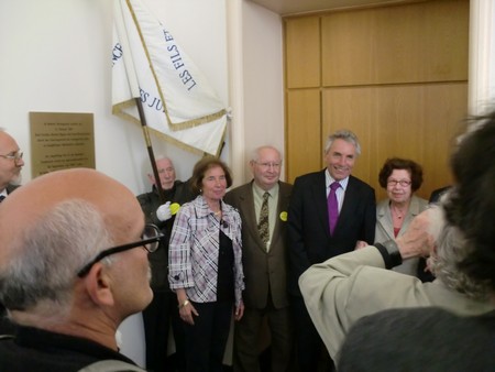 Beate und Serge Klarsfeld und andere und Medien unmittelbar nach der Enthuellung der Gedenktafel zum Lischka-Prozess im Gericht in Köln am Appellhofplatz im Eingang zum Saal 101, in welchem der Prozess stattgefunden hat. Foto von Klausens, 28.5.2010. Copyright