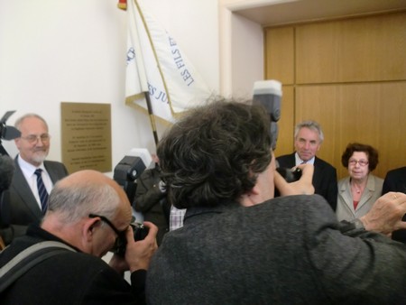 Beate und Serge Klarsfeld und andere und Medien unmittelbar nach der Enthuellung der Gedenktafel zum Lischka-Prozess im Gericht in Köln am Appellhofplatz im Eingang zum Saal 101, in welchem der Prozess stattgefunden hat. Foto von Klausens, 28.5.2010. Copyright