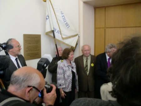 Beate und Serge Klarsfeld und andere und Medien unmittelbar nach der Enthuellung der Gedenktafel zum Lischka-Prozess im Gericht in Köln am Appellhofplatz im Eingang zum Saal 101, in welchem der Prozess stattgefunden hat. Foto von Klausens, 28.5.2010. Copyright