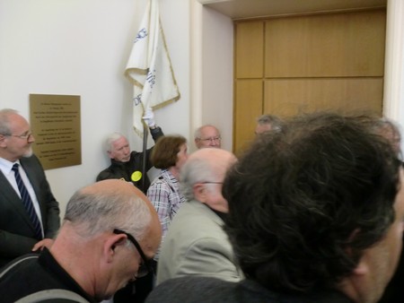 Beate und Serge Klarsfeld und andere und Medien unmittelbar nach der Enthuellung der Gedenktafel zum Lischka-Prozess im Gericht in Köln am Appellhofplatz im Eingang zum Saal 101, in welchem der Prozess stattgefunden hat. Foto von Klausens, 28.5.2010. Copyright