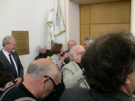 Beate und Serge Klarsfeld und andere und Medien unmittelbar nach der Enthuellung der Gedenktafel zum Lischka-Prozess im Gericht in Köln am Appellhofplatz im Eingang zum Saal 101, in welchem der Prozess stattgefunden hat. Foto von Klausens, 28.5.2010. Copyright