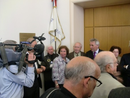 Beate und Serge Klarsfeld und andere und Medien unmittelbar nach der Enthuellung der Gedenktafel zum Lischka-Prozess im Gericht in Köln am Appellhofplatz im Eingang zum Saal 101, in welchem der Prozess stattgefunden hat. Foto von Klausens, 28.5.2010. Copyright