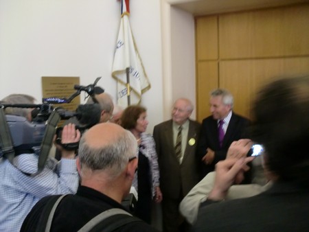 Beate und Serge Klarsfeld und andere und Medien unmittelbar nach der Enthuellung der Gedenktafel zum Lischka-Prozess im Gericht in Köln am Appellhofplatz im Eingang zum Saal 101, in welchem der Prozess stattgefunden hat. Foto von Klausens, 28.5.2010. Copyright