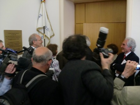 Beate und Serge Klarsfeld und andere und Medien unmittelbar nach der Enthuellung der Gedenktafel zum Lischka-Prozess im Gericht in Köln am Appellhofplatz im Eingang zum Saal 101, in welchem der Prozess stattgefunden hat. Foto von Klausens, 28.5.2010. Copyright