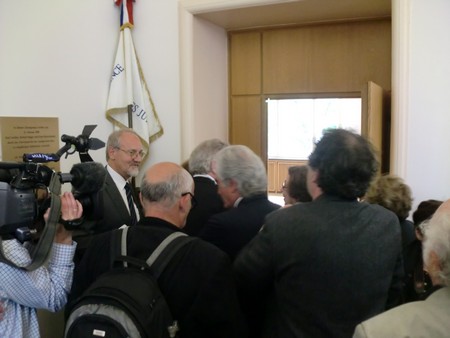 Beate und Serge Klarsfeld und andere und Medien unmittelbar nach der Enthuellung der Gedenktafel zum Lischka-Prozess im Gericht in Köln am Appellhofplatz im Eingang zum Saal 101, in welchem der Prozess stattgefunden hat. Foto von Klausens, 28.5.2010. Copyright