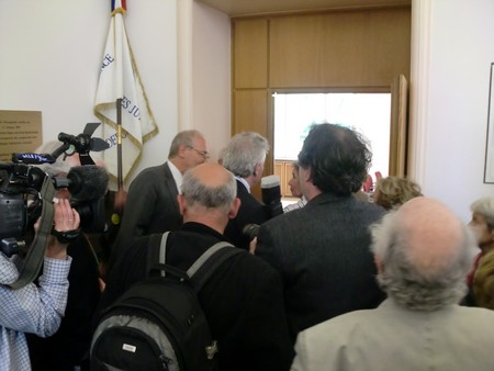 Beate und Serge Klarsfeld und andere und Medien unmittelbar nach der Enthuellung der Gedenktafel zum Lischka-Prozess im Gericht in Köln am Appellhofplatz im Eingang zum Saal 101, in welchem der Prozess stattgefunden hat. Foto von Klausens, 28.5.2010. Copyright