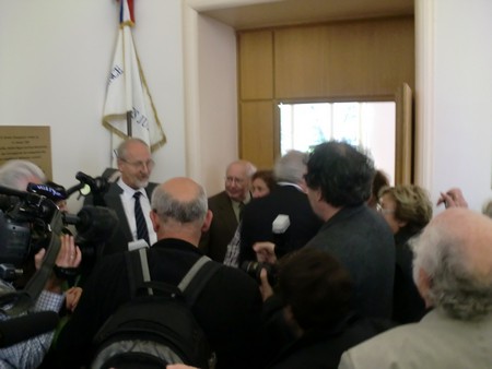 Beate und Serge Klarsfeld und andere und Medien unmittelbar nach der Enthuellung der Gedenktafel zum Lischka-Prozess im Gericht in Köln am Appellhofplatz im Eingang zum Saal 101, in welchem der Prozess stattgefunden hat. Foto von Klausens, 28.5.2010. Copyright