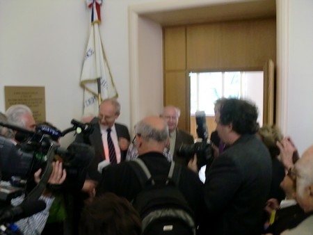 Beate und Serge Klarsfeld und andere und Medien unmittelbar nach der Enthuellung der Gedenktafel zum Lischka-Prozess im Gericht in Köln am Appellhofplatz im Eingang zum Saal 101, in welchem der Prozess stattgefunden hat. Foto von Klausens, 28.5.2010. Copyright