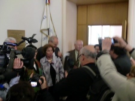 Beate und Serge Klarsfeld und andere und Medien unmittelbar nach der Enthuellung der Gedenktafel zum Lischka-Prozess im Gericht in Köln am Appellhofplatz im Eingang zum Saal 101, in welchem der Prozess stattgefunden hat. Foto von Klausens, 28.5.2010. Copyright