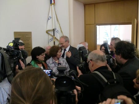 Beate und Serge Klarsfeld und andere und Medien unmittelbar nach der Enthuellung der Gedenktafel zum Lischka-Prozess im Gericht in Köln am Appellhofplatz im Eingang zum Saal 101, in welchem der Prozess stattgefunden hat. Foto von Klausens, 28.5.2010. Copyright