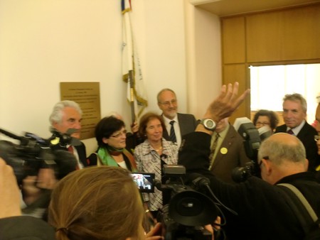 Beate und Serge Klarsfeld und andere und Medien unmittelbar nach der Enthuellung der Gedenktafel zum Lischka-Prozess im Gericht in Köln am Appellhofplatz im Eingang zum Saal 101, in welchem der Prozess stattgefunden hat. Foto von Klausens, 28.5.2010. Copyright