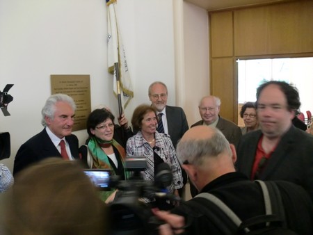 Beate und Serge Klarsfeld und andere und Medien unmittelbar nach der Enthuellung der Gedenktafel zum Lischka-Prozess im Gericht in Köln am Appellhofplatz im Eingang zum Saal 101, in welchem der Prozess stattgefunden hat. Foto von Klausens, 28.5.2010. Copyright