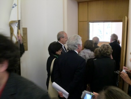 Beate und Serge Klarsfeld und andere und Medien unmittelbar nach der Enthuellung der Gedenktafel zum Lischka-Prozess im Gericht in Köln am Appellhofplatz im Eingang zum Saal 101, in welchem der Prozess stattgefunden hat. Foto von Klausens, 28.5.2010. Copyright