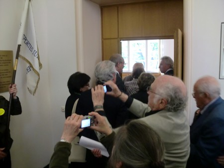 Beate und Serge Klarsfeld und andere und Medien unmittelbar nach der Enthuellung der Gedenktafel zum Lischka-Prozess im Gericht in Köln am Appellhofplatz im Eingang zum Saal 101, in welchem der Prozess stattgefunden hat. Foto von Klausens, 28.5.2010. Copyright