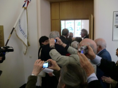 Beate und Serge Klarsfeld und andere und Medien unmittelbar nach der Enthuellung der Gedenktafel zum Lischka-Prozess im Gericht in Köln am Appellhofplatz im Eingang zum Saal 101, in welchem der Prozess stattgefunden hat. Foto von Klausens, 28.5.2010. Copyright