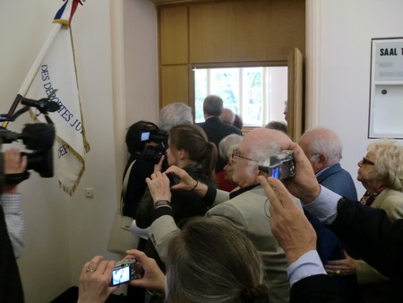 Beate und Serge Klarsfeld und andere und Medien unmittelbar nach der Enthuellung der Gedenktafel zum Lischka-Prozess im Gericht in Köln am Appellhofplatz im Eingang zum Saal 101, in welchem der Prozess stattgefunden hat. Foto von Klausens, 28.5.2010. Copyright