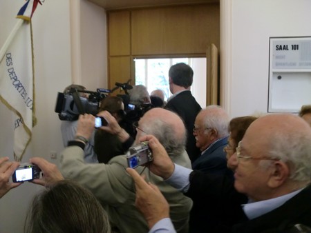 Beate und Serge Klarsfeld und andere und Medien unmittelbar nach der Enthuellung der Gedenktafel zum Lischka-Prozess im Gericht in Köln am Appellhofplatz im Eingang zum Saal 101, in welchem der Prozess stattgefunden hat. Foto von Klausens, 28.5.2010. Copyright