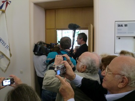 Beate und Serge Klarsfeld und andere und Medien unmittelbar nach der Enthuellung der Gedenktafel zum Lischka-Prozess im Gericht in Köln am Appellhofplatz im Eingang zum Saal 101, in welchem der Prozess stattgefunden hat. Foto von Klausens, 28.5.2010. Copyright