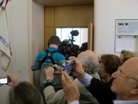 Beate und Serge Klarsfeld und andere und Medien unmittelbar nach der Enthuellung der Gedenktafel zum Lischka-Prozess im Gericht in Köln am Appellhofplatz im Eingang zum Saal 101, in welchem der Prozess stattgefunden hat. Foto von Klausens, 28.5.2010. Copyright