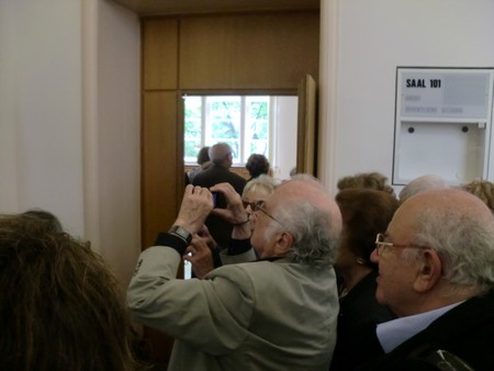 Beate und Serge Klarsfeld und andere und Medien unmittelbar nach der Enthuellung der Gedenktafel zum Lischka-Prozess im Gericht in Köln am Appellhofplatz im Eingang zum Saal 101, in welchem der Prozess stattgefunden hat. Foto von Klausens, 28.5.2010. Copyright