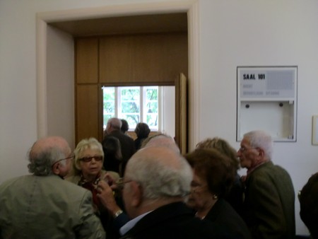 Beate und Serge Klarsfeld und andere und Medien unmittelbar nach der Enthuellung der Gedenktafel zum Lischka-Prozess im Gericht in Köln am Appellhofplatz im Eingang zum Saal 101, in welchem der Prozess stattgefunden hat. Foto von Klausens, 28.5.2010. Copyright