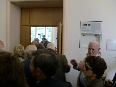 Beate und Serge Klarsfeld und andere und Medien unmittelbar nach der Enthuellung der Gedenktafel zum Lischka-Prozess im Gericht in Köln am Appellhofplatz im Eingang zum Saal 101, in welchem der Prozess stattgefunden hat. Foto von Klausens, 28.5.2010. Copyright