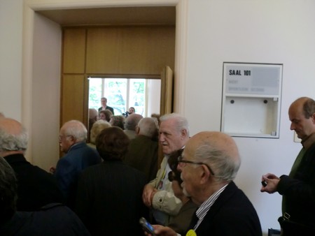 Beate und Serge Klarsfeld und andere und Medien unmittelbar nach der Enthuellung der Gedenktafel zum Lischka-Prozess im Gericht in Köln am Appellhofplatz im Eingang zum Saal 101, in welchem der Prozess stattgefunden hat. Foto von Klausens, 28.5.2010. Copyright