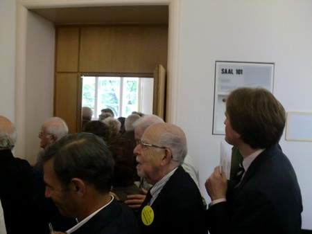 Beate und Serge Klarsfeld und andere und Medien unmittelbar nach der Enthuellung der Gedenktafel zum Lischka-Prozess im Gericht in Köln am Appellhofplatz im Eingang zum Saal 101, in welchem der Prozess stattgefunden hat. Foto von Klausens, 28.5.2010. Copyright