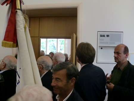 Beate und Serge Klarsfeld und andere und Medien unmittelbar nach der Enthuellung der Gedenktafel zum Lischka-Prozess im Gericht in Köln am Appellhofplatz im Eingang zum Saal 101, in welchem der Prozess stattgefunden hat. Foto von Klausens, 28.5.2010. Copyright