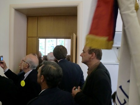 Beate und Serge Klarsfeld und andere und Medien unmittelbar nach der Enthuellung der Gedenktafel zum Lischka-Prozess im Gericht in Köln am Appellhofplatz im Eingang zum Saal 101, in welchem der Prozess stattgefunden hat. Foto von Klausens, 28.5.2010. Copyright